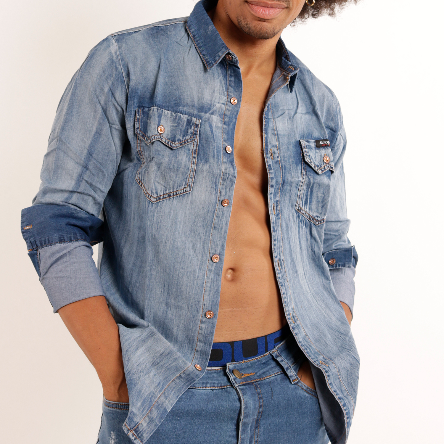 pantalon jean con camisa hombre